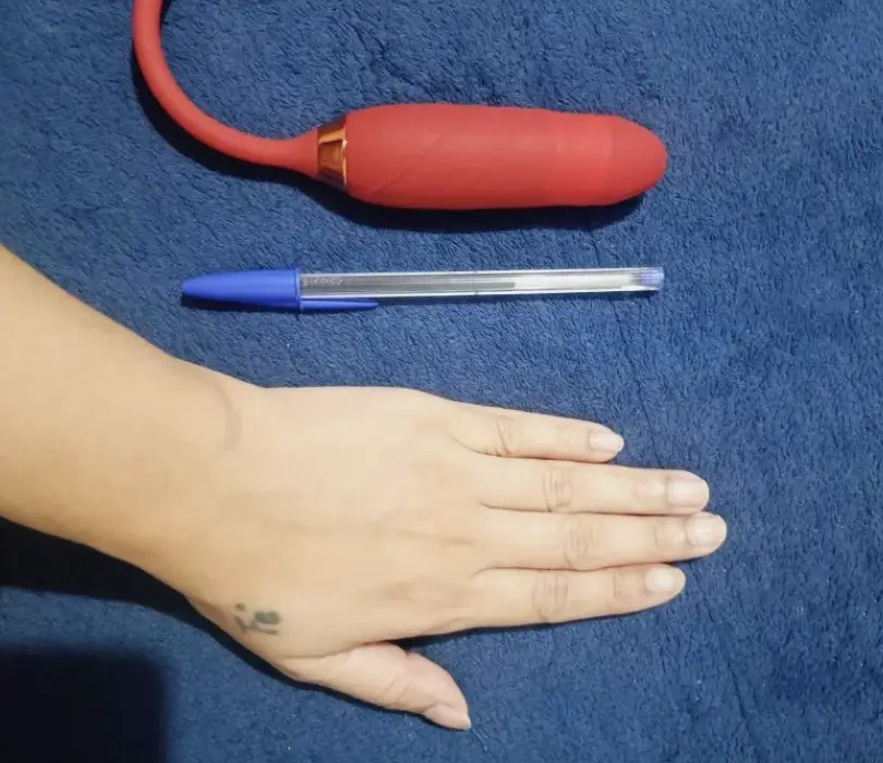 Detalhe da peça texturizada de silicone com anel rosé