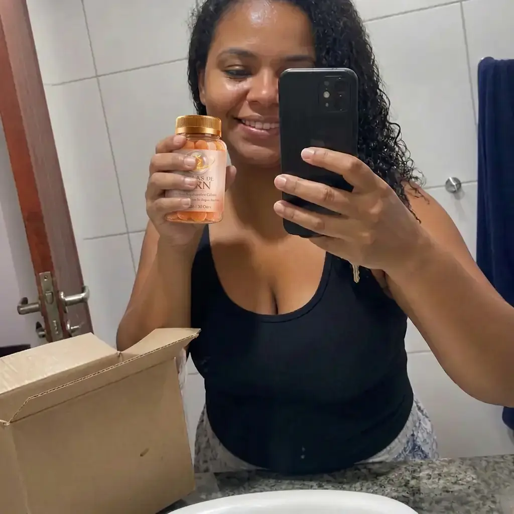 Foto enviada por Thaís O. recebendo o frasco de Pérolas de PDRN